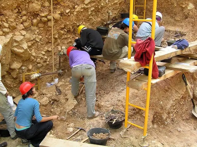 paleontologists-in-the-field-adventuredinosaurs